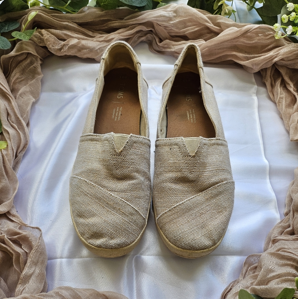 Women's 8.5 beige woven toms